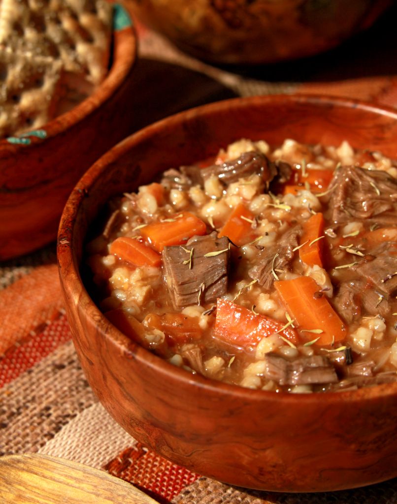 Ciotola di Irish stew, piatto tipico irlandese a base di carne, patate e verdure.