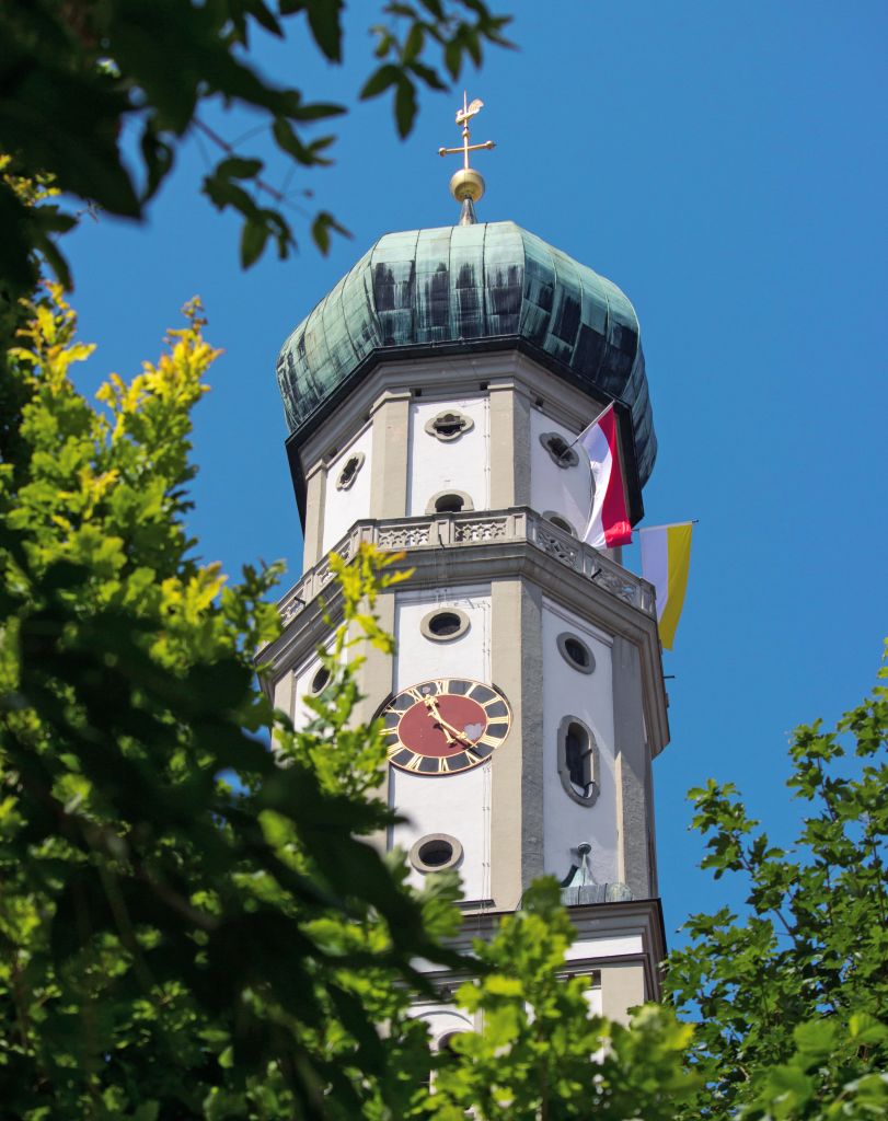 Torre medievale a Bad Mergentheim, lungo la Romantische Strasse, Germania, circondata da alberi.