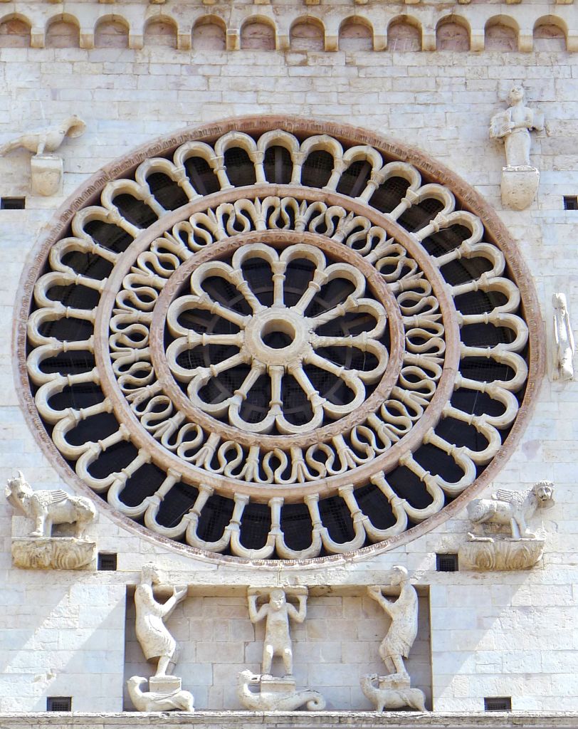 Rosone gotico della Cattedrale di San Rufino ad Assisi, dettaglio artistico della facciata.