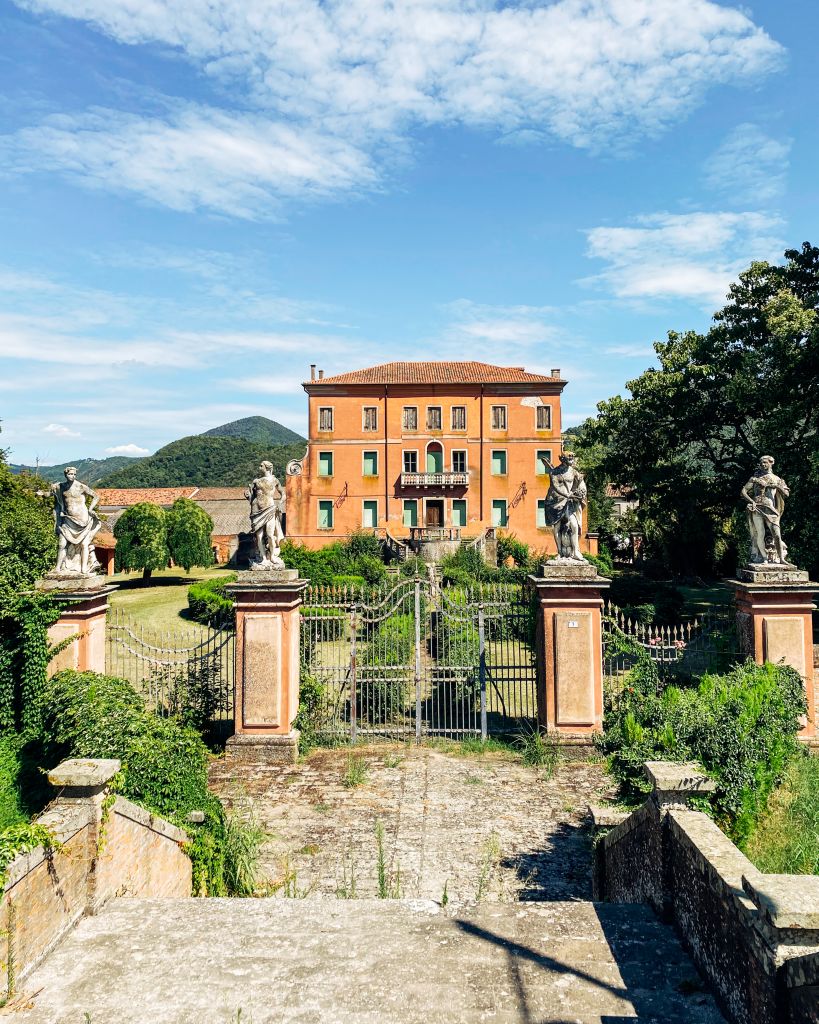 Alte Villa inmitten der grünen Hügel