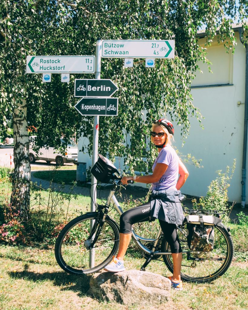 Ciclista lungo una pista ciclabile nella zona verde di Berlino.