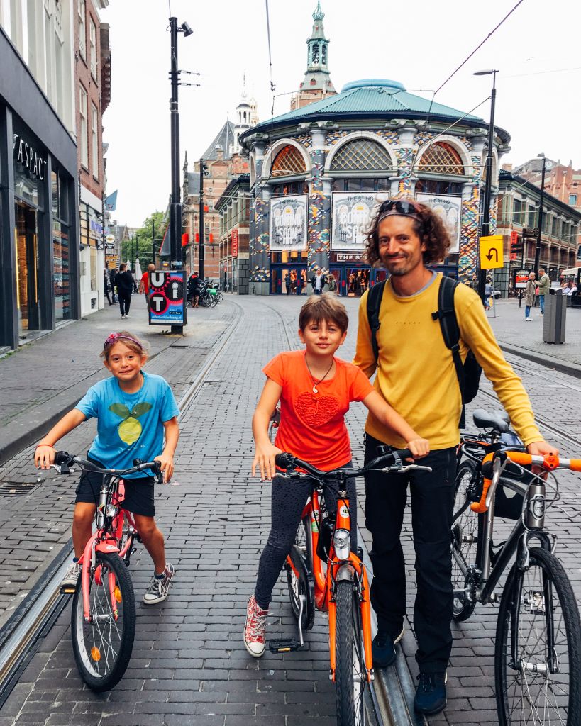 Famiglia felice in bicicletta nel centro città, Haarlem, viaggi in bici per famiglie con "Girolibero".