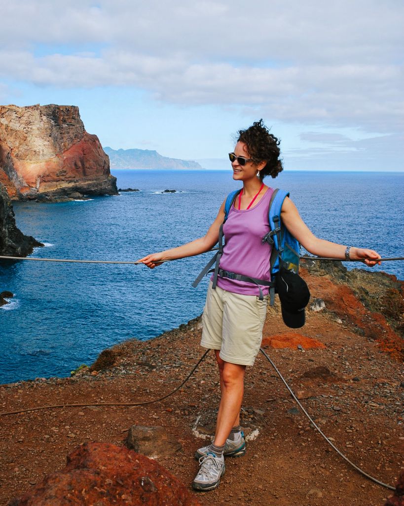 Escursionista in viaggio a Madeira, trekking con vista sull'oceano a Cabo Girão, Madeira