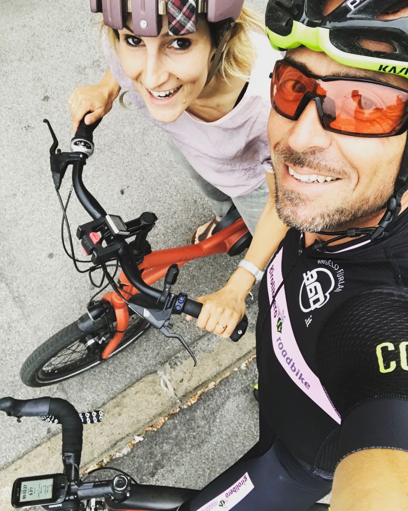 Coppia di ciclisti in viaggio con Girolibero, turismo lento, viaggiare in bicicletta