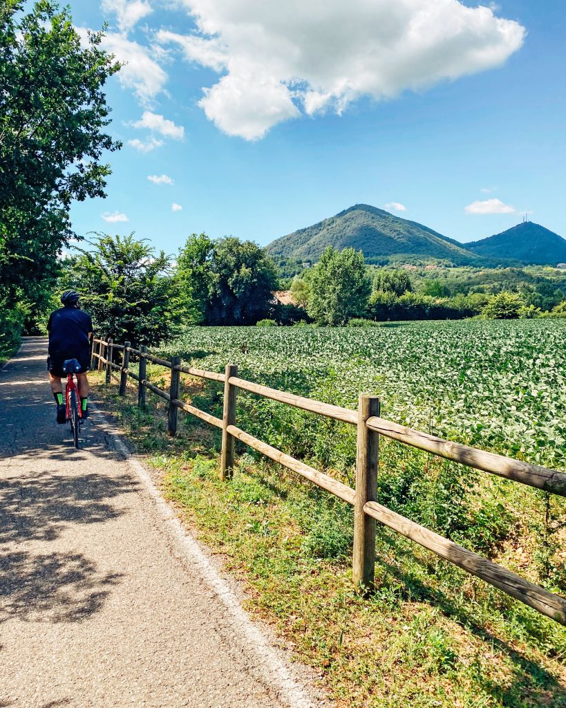 Radfahrer auf dem Radweg der Euganeischen Hügel, Radurlaub