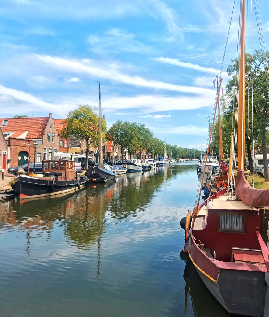 Canale storico di Haarlem con barche e case tradizionali, città d’arte vicino ad Amsterdam.