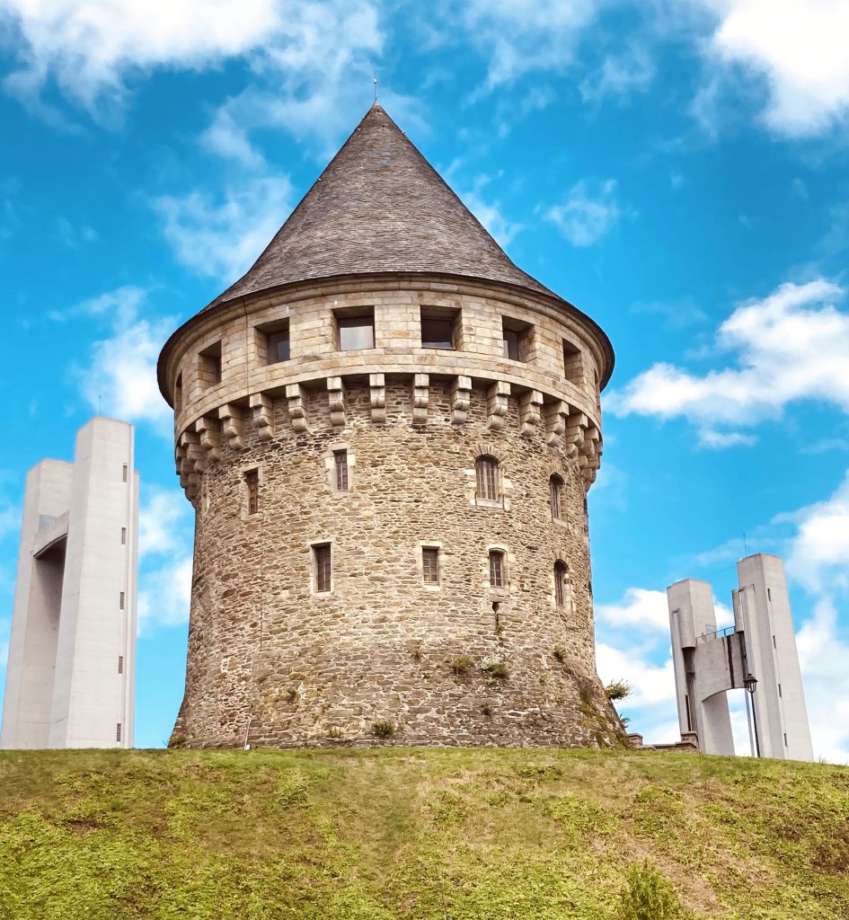 Torre Tanguy , una struttura medievale ben conservata immersa nel verde, in Bretagna