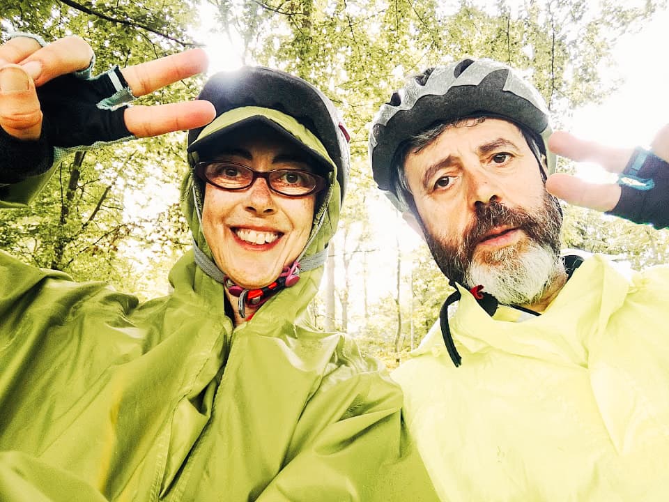 Due ciclisti durante un tour in bici 'Girolibero' tra Danimarca e Svezia, si fanno una foto con gli impermeabili durante una giornata piovosa