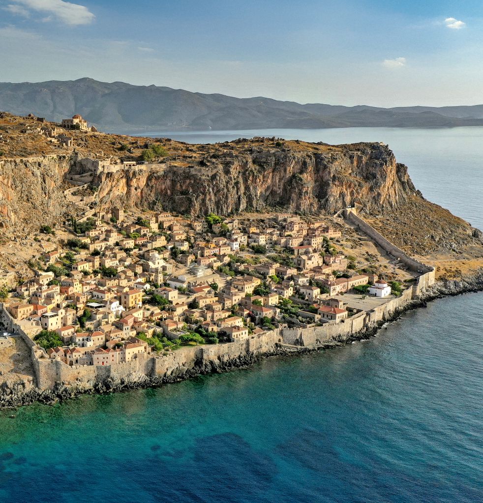 Panorama della città medievale di Monemvasia affacciata sul Mar Egeo.