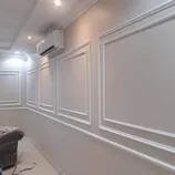 متخصصون في تركيب براويز الفوم (Wainscoting) للجدران بتصاميم كلاسيكية ومودرن في الشرقية. نعدك بدقة التنفيذ في الزوايا واللحامات مع دهانات داخلية فاخرة تحول المجالس والممرات إلى لوحات فنية راقية تتناسب مع أحدث صيحات الديكور.