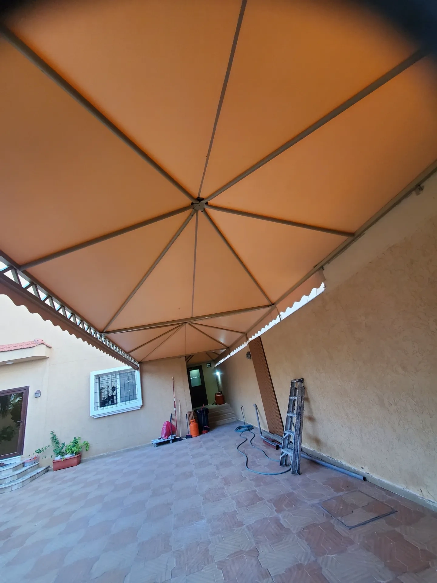 تركيب مظلات سيارات مودرن تجمع بين الحديد وقص الليزر (CNC) والقماش الفاخر. تصميم عصري يضيف لمسة جمالية لواجهة الفلل في الخبر والدمام، مع توفير عزل حراري وحماية متميزة للمركبات.