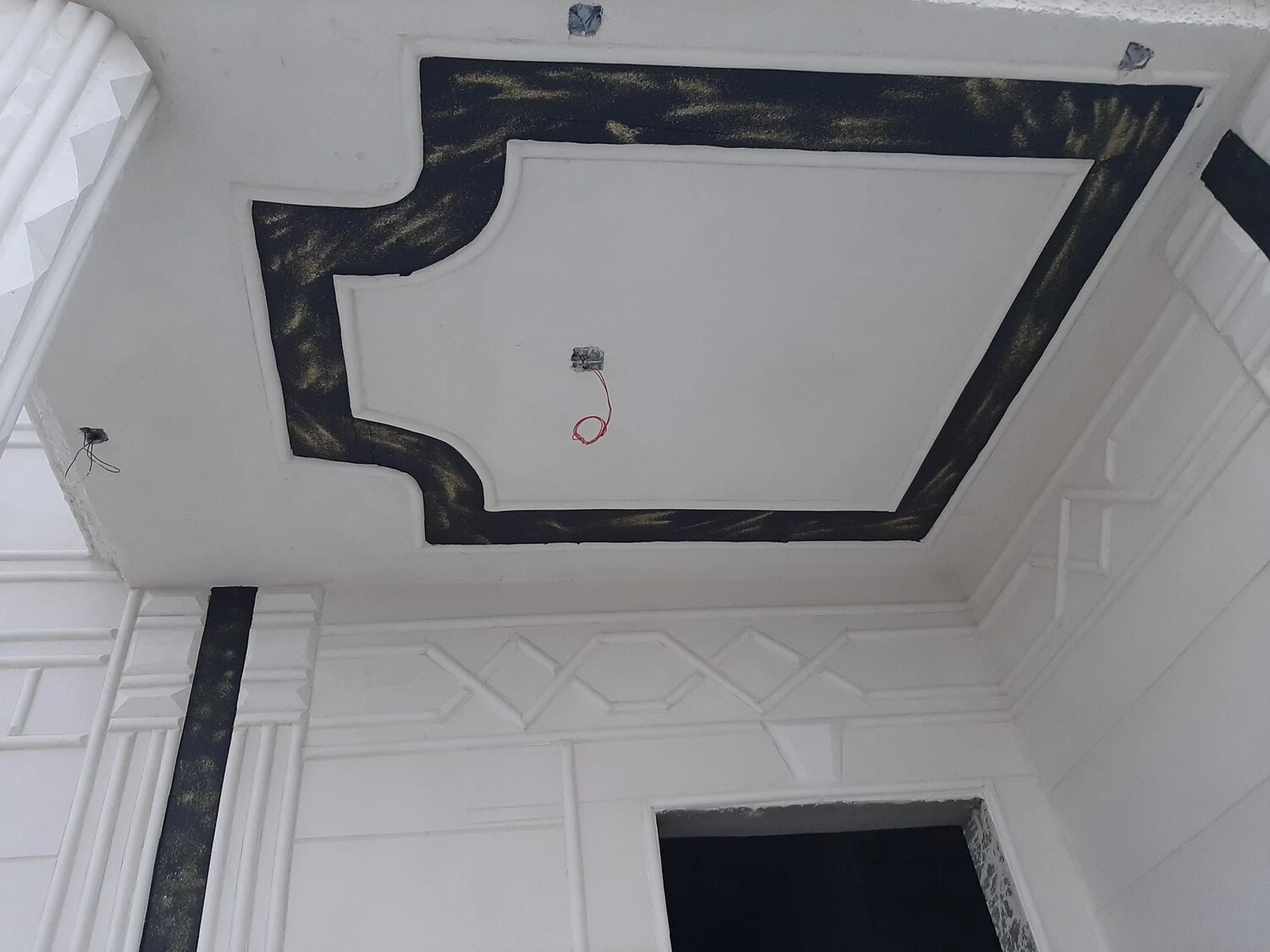 متخصصون في تركيب براويز الفوم (Wainscoting) للجدران بتصاميم كلاسيكية ومودرن في الشرقية. نعدك بدقة التنفيذ في الزوايا واللحامات مع دهانات داخلية فاخرة تحول المجالس والممرات إلى لوحات فنية راقية تتناسب مع أحدث صيحات الديكور.