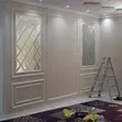 متخصصون في تركيب براويز الفوم (Wainscoting) للجدران بتصاميم كلاسيكية ومودرن في الشرقية. نعدك بدقة التنفيذ في الزوايا واللحامات مع دهانات داخلية فاخرة تحول المجالس والممرات إلى لوحات فنية راقية تتناسب مع أحدث صيحات الديكور.