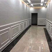 متخصصون في تركيب براويز الفوم (Wainscoting) للجدران بتصاميم كلاسيكية ومودرن في الشرقية. نعدك بدقة التنفيذ في الزوايا واللحامات مع دهانات داخلية فاخرة تحول المجالس والممرات إلى لوحات فنية راقية تتناسب مع أحدث صيحات الديكور.