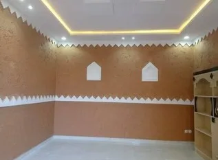 تنفيذ ديكورات ودهانات المجالس التراثية بلمسة عصرية في الدمام. محاكة أشكال الطين والزخارف التراثية القديمة (السدو) بدقة عالية، مع دمج الإضاءة الحديثة لخلق أجواء تجمع بين أصالة الماضي وفخامة الحاضر، مثالية للملاحق والمجالس الخارجية.
