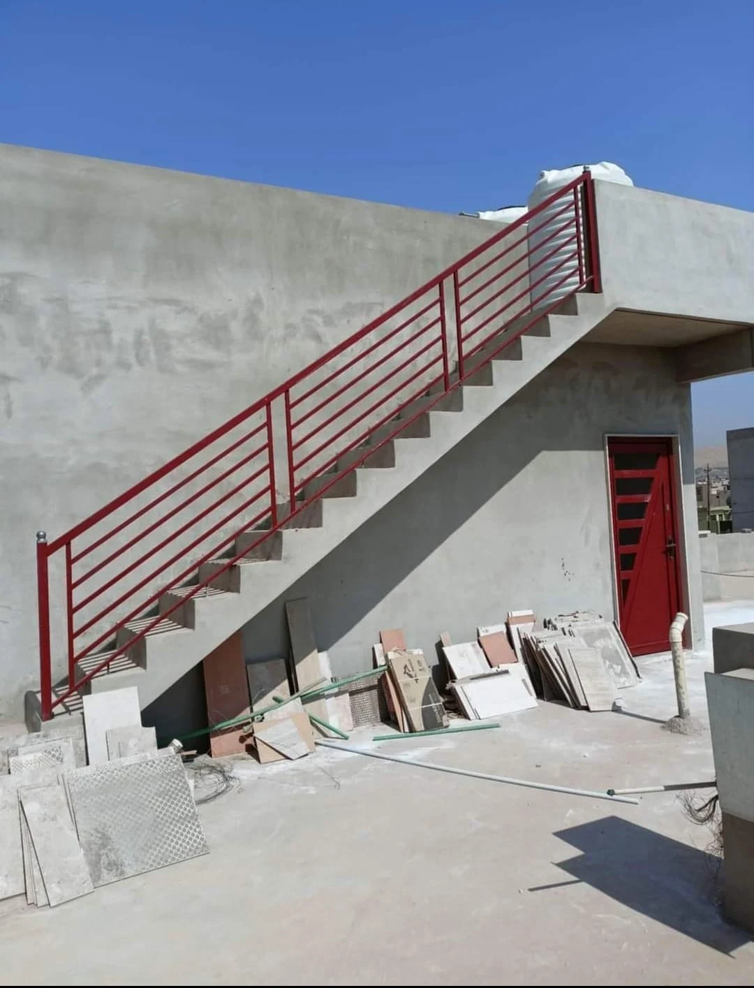 حداد في الدمام لتصنيع السلالم المعدنية والدرابزينات الحديدية بجودة عالية وتشطيب احترافي.