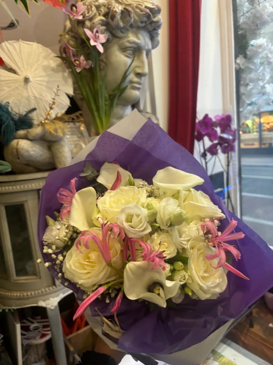 Bouquet de callas blanches & roses — Leïla Fleurs Clichy