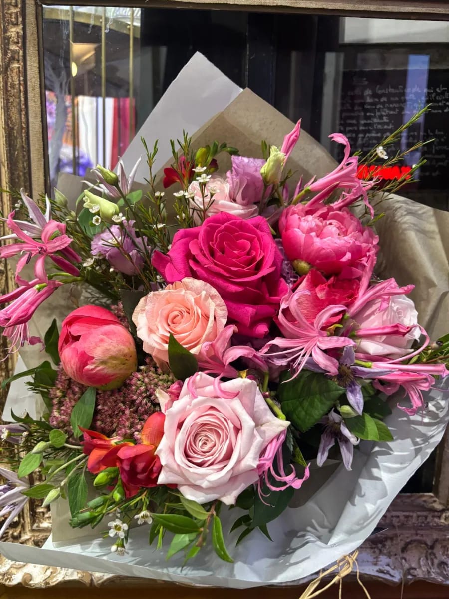 Bouquet de pivoines corail & roses fuchsia — Leïla Fleurs Clichy