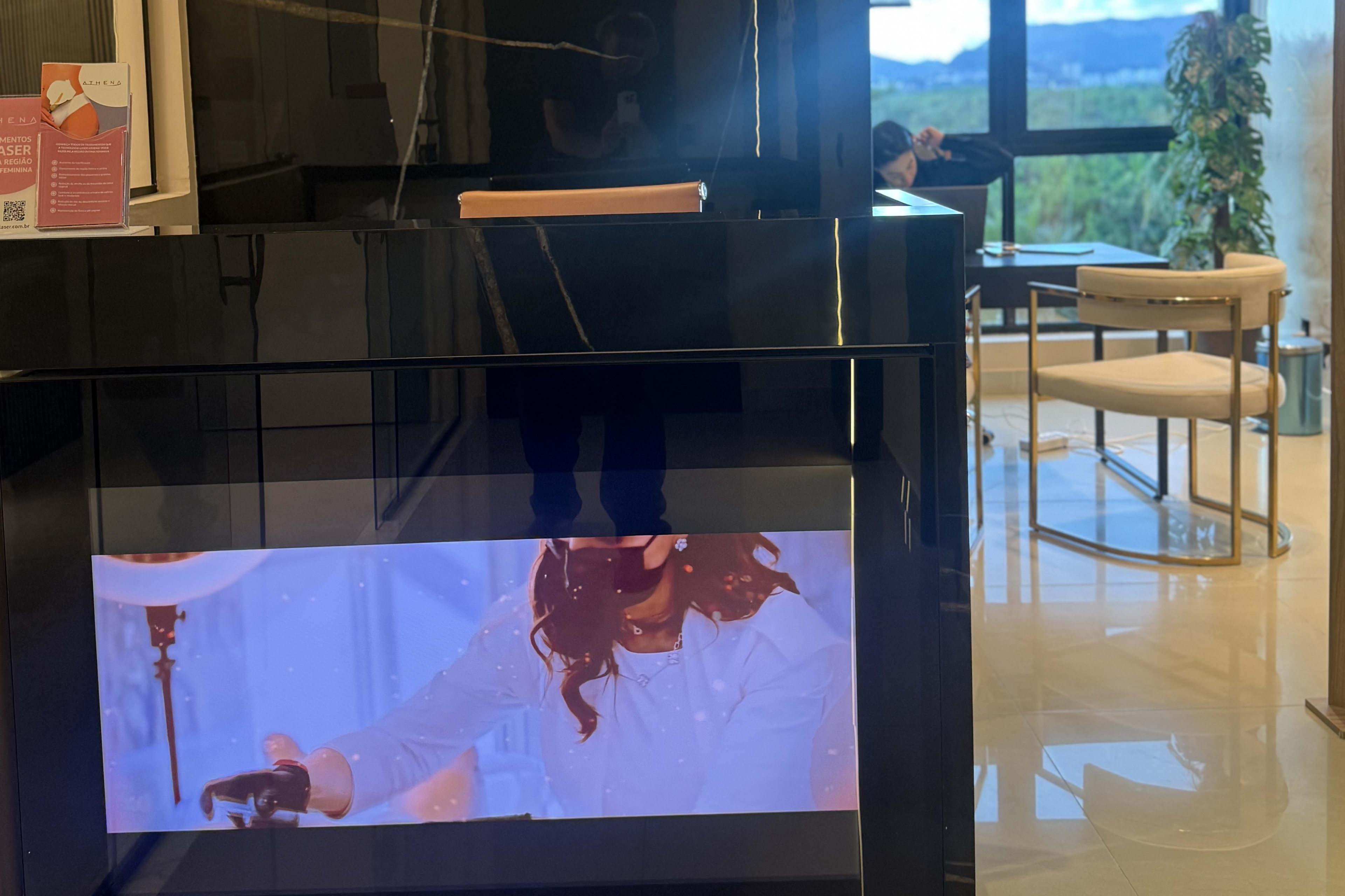 Recepção do Instituto Gabriela Dawson, com o monograma IGD em dourado sobre painel de mármore preto