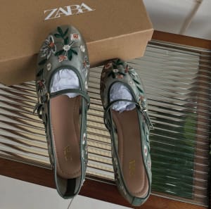 Bal Titre : Ballerines Mary Jane brodées à motif floral – Vert sauge – Zara
