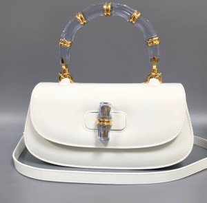 Sac à main chic avec poignée bambou – Blanc