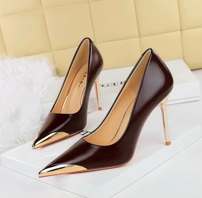 Escarpins marron à talons fins avec bout doré