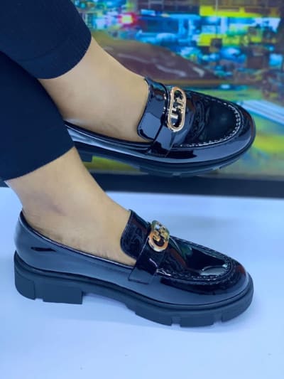 Mocassins vernis noirs avec boucle dorée