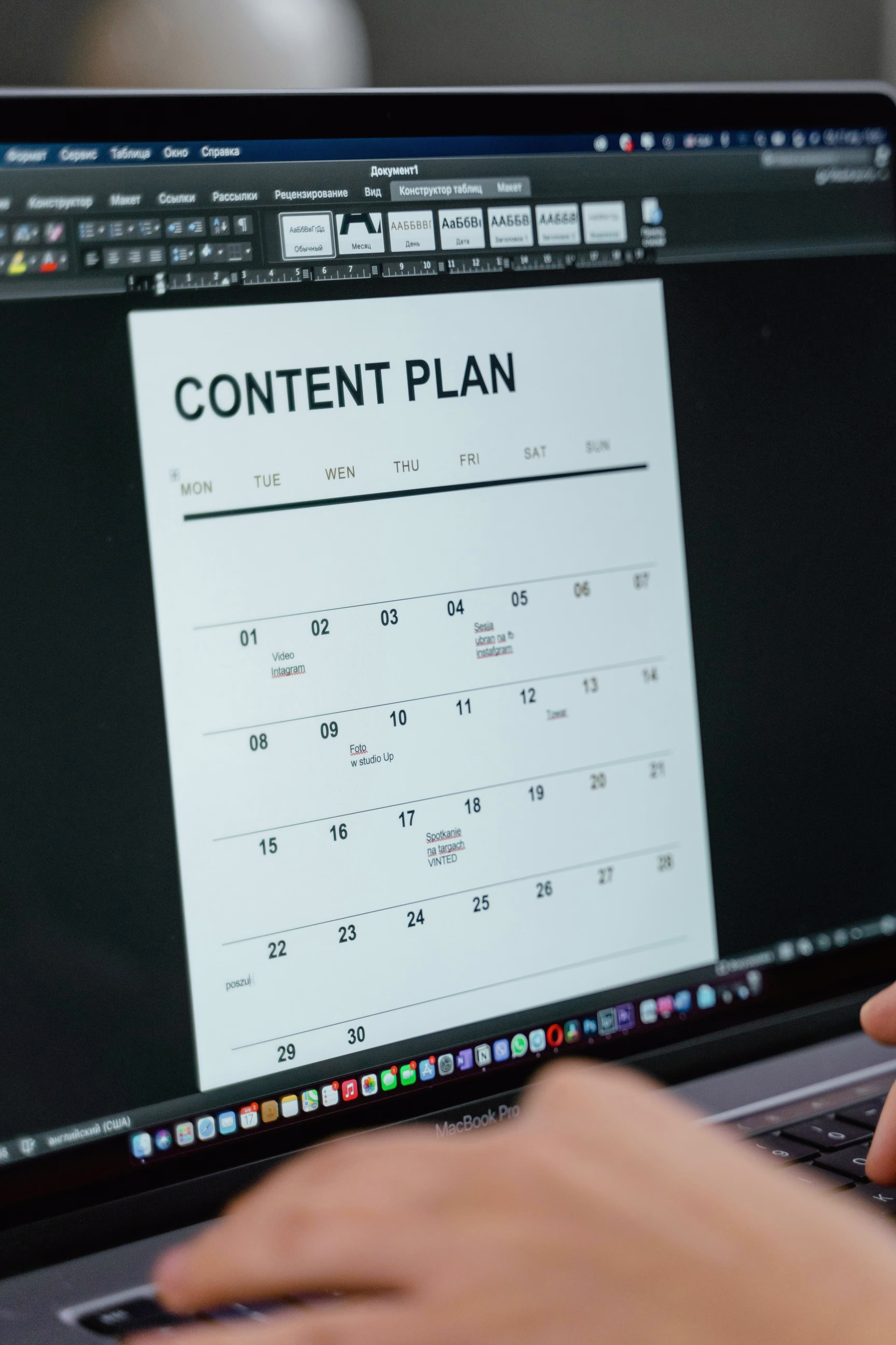 The Ultimate Guide to CMS: 5 Key Features and Benefits 1 The Ultimate Guide to CMS: 5 Key Features and Benefits