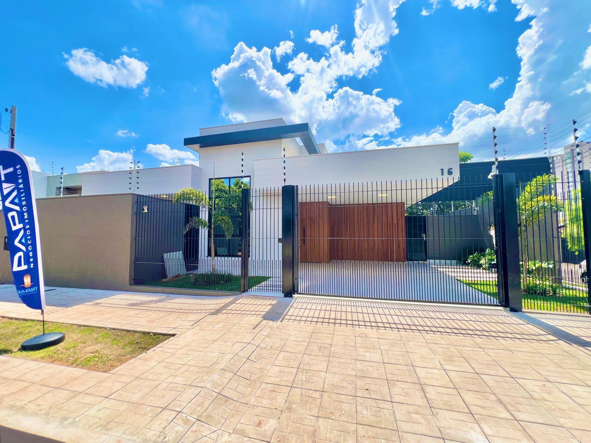 Casa com imponente fachada no Jardim Leblon