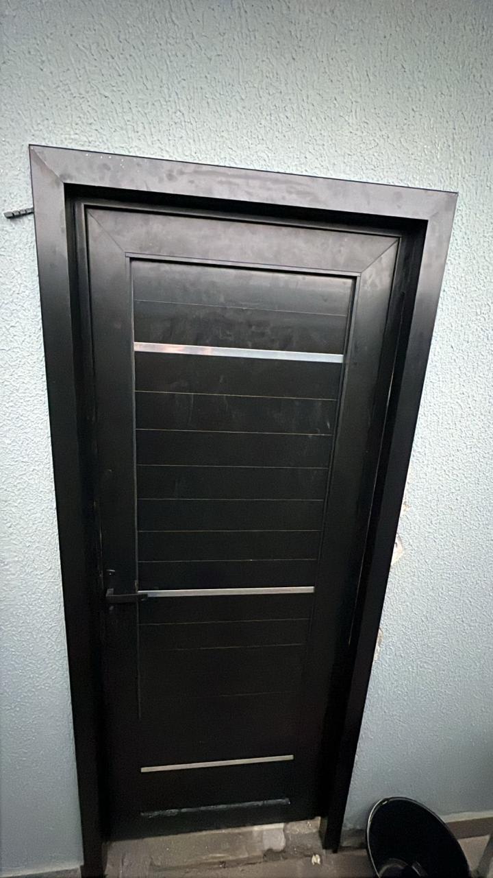 PORTA DE ALUMÍNIO