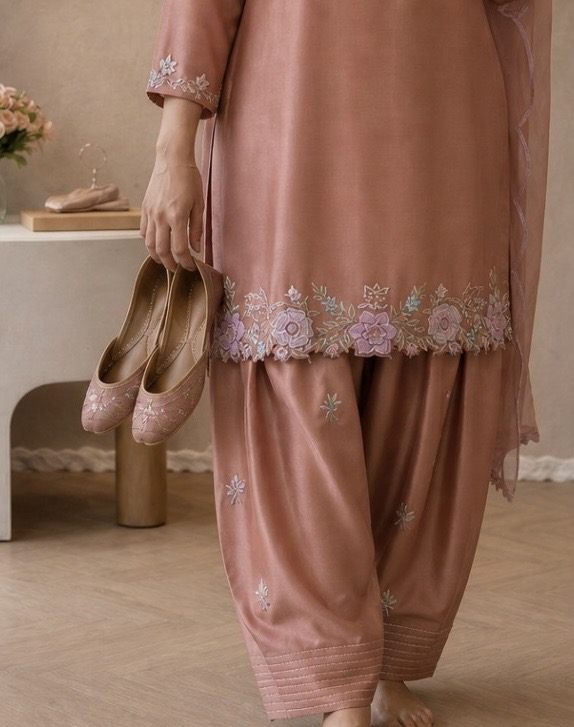 Blush Pink Punjabi Suit Set with Floral Embroidery — photo 3