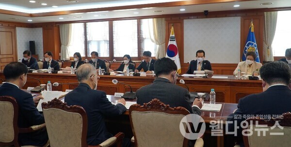 충청남도는 ‘제2차 자살예방정책위원회’에서 전국 모범사례로 ‘충청남도 자살 동향 및 핵심 정책’을 보고했다.  ©충청남도청