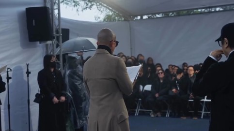 아내의 선물로 '차마 버릴 수 없었던 소중한 물건'이라 언급한 코트를 입고 제막식에 참석한 구준엽  ©구준엽 SNS