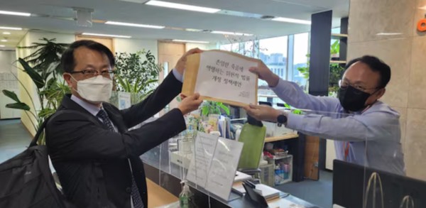 윤영호 교수는 지난 6일 국가인권위원회에 ‘존엄한 죽음에 역행하는 위헌적 법률 개정 정책제언’을 제출했다.  ©윤영호 교수