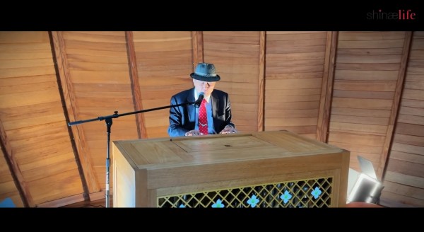 청란교회 내 오르간에서 연주하며 노래하는 신영교 씨&nbsp; ©유튜브 채널 '신애라이프 · Shinaelife'