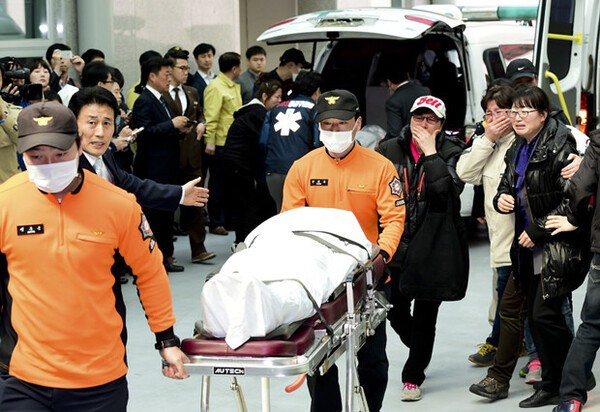 【출처: 뉴시스】강종민 기자 = 진도 해상에서 침몰한 여객선 세월호에서 숨진 채 발견된 정차웅·권오천·임경빈 학생 등 3명의 시신이 17일 오전 고려대안산병원 장례식장에 도착하고 있다. 2014.04.17