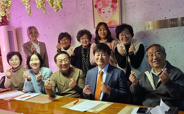 좌측뒷줄부터 시계방향, 고수진 교수(울산병원), 김명희 전 원장(국가생명윤리정책원), 김양자 회장(무지개호스피스), 박아경 팀장(국립암센터), 이혜원 팀장(각당복지재단), 라제건 이사장(각당복지재단), 신현호 변호사(법무법인 해울), 정극규 박사(성루카호스피스), 김혜지 과장(서울동부병원), 오혜련 회장(각당복지재단) ©각당복지재단