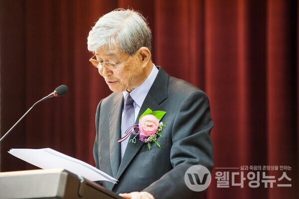 '따듯한 죽음문화를 위한 여정'이라는 제목으로 특강하는 정진홍 교수  ©각당복지재단