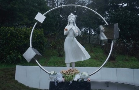 故서희원의 모습과 추상적인 오브제가 결합된 추모 동상  ©구준엽 SNS