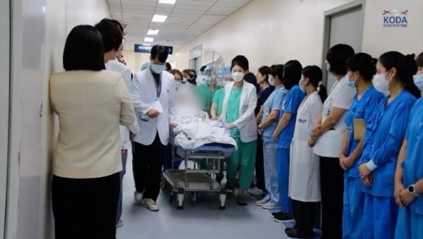 기증자가 수술실까지 이동하는 길을 배웅하는 의료진 및 병원 관계자들  ©한국장기조직기증원