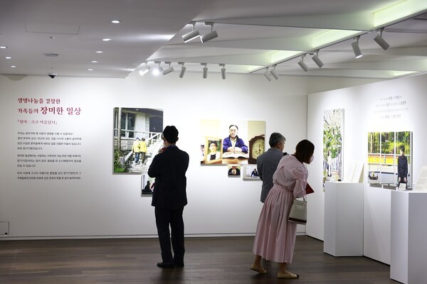 '장미-찬미' 사진전을 관람하는 관람객들