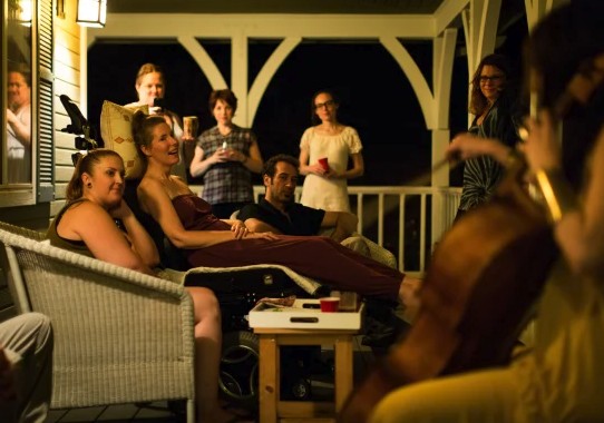 친구의 첼로 연주를 감상하는 베치 데이비스(41)  @Niels Alpert