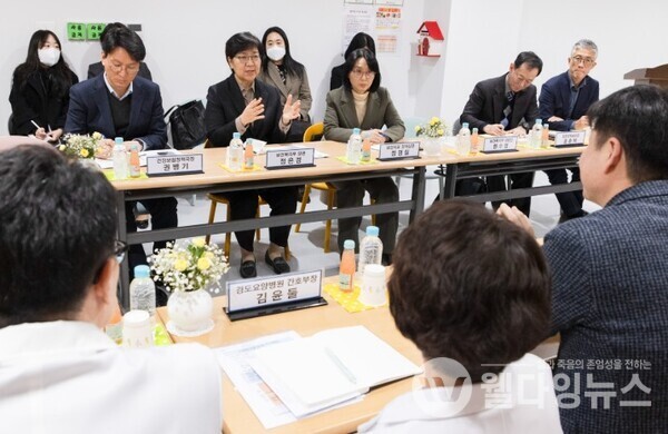 정은경 보건복지부 장관이 지난 19일 요양병원 현장의 실질적인 의견을 청취하기 위해 경도요양병원을 방문했다.  
