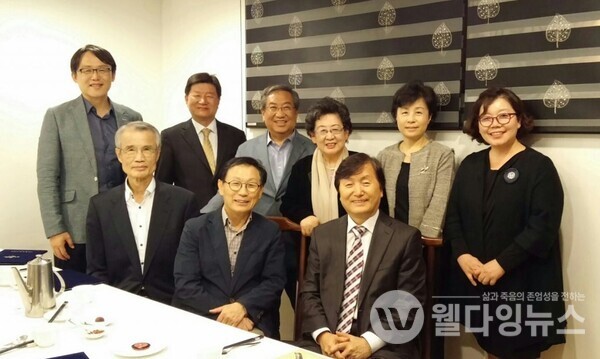 우측 하단부터 박상은 위원장, 정극규 원장, 장석준 상임대표, 윤득형 회장, 신현호 변호사, 라제건 이사장, 김양자 회장  ©각당복지재단