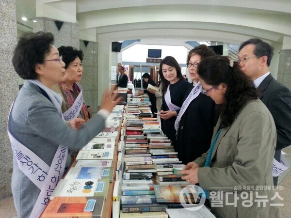 ‘메멘토모리 독서모임’ 추천도서 전시회 ©각당복지재단