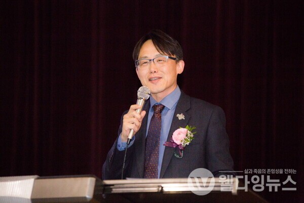 '죽음문화의 새로운 담론으로서의 애도'라는 주제로 특강하고 있는 윤득형 박사  ©각당복지재단