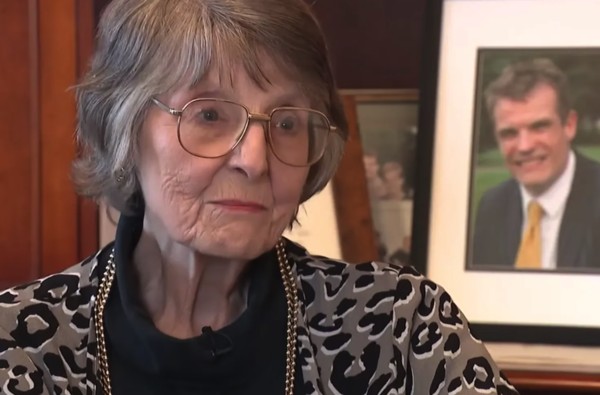 가족 동의없이 조력사망을 시행한 아들 앨리스터의 사진 앞에서 인터뷰하는 주디스 해밀턴   ©ITV NEWS