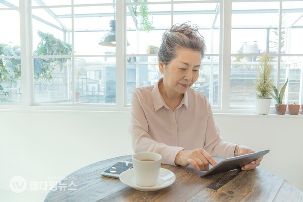 '노인맞춤돌봄서비스'는 사회적 고립과 우울 위험이 높은 노인을 대상으로 맞춤형 사례관리 및 집단 프로그램을 제공한다.