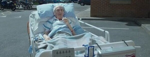 삶의 마지막 순간, 햇살 아래서 담배를 피우는 호스피스 환자 앨런[사진 : HAKAWATI]