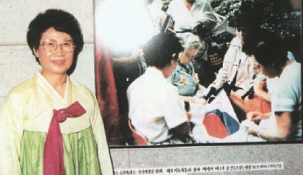 미국 걸스카우트 지도자 캠프(1957년)에 게양할 태극기를 직접 만드는 사진 앞에서 김옥라 명예이사장  ©각당복지재단